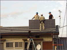 太陽光発電の設置作業