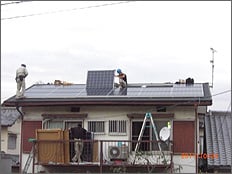 太陽光発電の設置作業